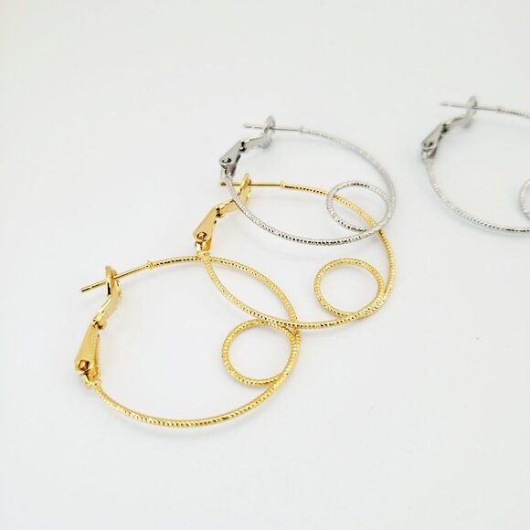 Gold ribbed intertwined hoop earrings - Picture 1 of 2